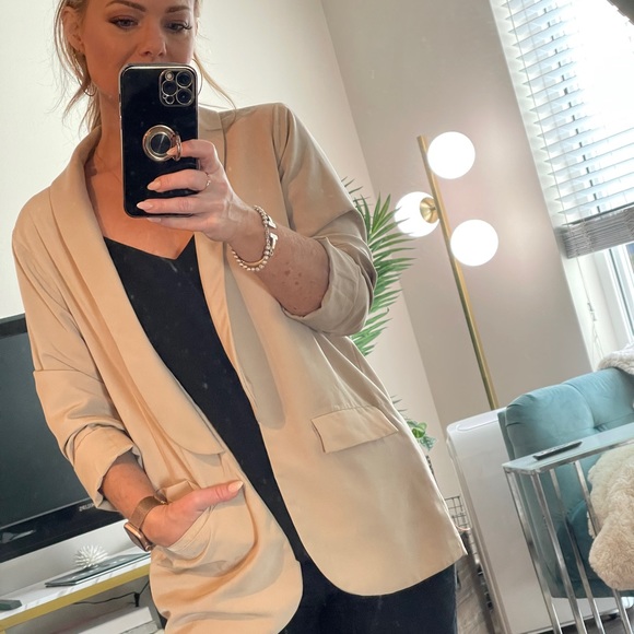 Women’s taupe blazer. Slightly oversized, but good quality.  Not too heavy - Picture 10 of 12